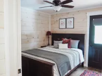 Cabin Retreat on quiet back road in Amish Country with hot tub