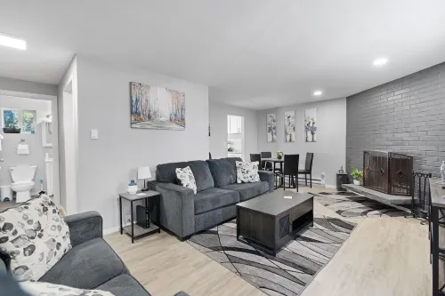 Beautiful remodeled 2 bedroom, walking distance from Downtown with AC