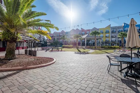 Experience European Charm: King Suite Condo with Balcony for Your Beach Getaway! Отели в г. Палм Коуст