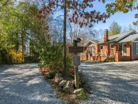 Modern & Cozy, Minutes to Airport & WNC Ag Center Hotels in Fletcher