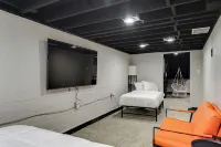 Great Locatoin- Mins to Rupp-Kroger Field-Downtown Lexington- Modern Retro 70's Hotels near Malibu Jack's Lexington