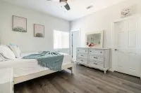 Modern Home Near Disneyland, Beaches, and Little Saigon Hotels in Midway City