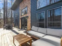 NEW Mountain Modern Hideaway! - Walk to Disc Golf Ξενοδοχεία στην πόλη McDowell County