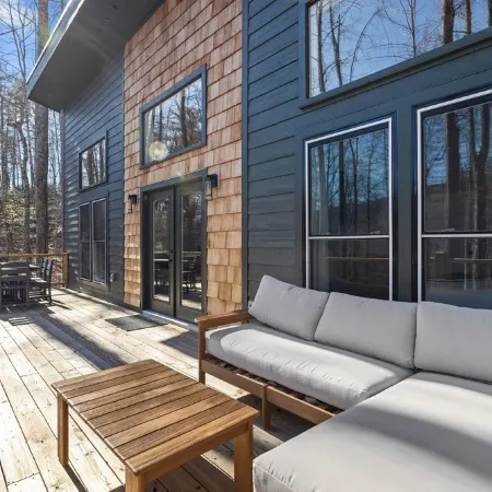 NEW Mountain Modern Hideaway! - Walk to Disc Golf