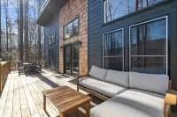 NEW Mountain Modern Hideaway! - Walk to Disc Golf