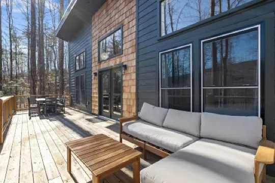 NEW Mountain Modern Hideaway! - Walk to Disc Golf