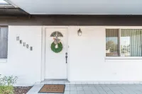 POOL, Sleeps 10, CENTRALY LOCATED, game room, pets. great for LONG TERM stays.