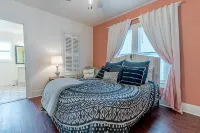 Entire  Coastal Cottage 3 Blocks to the Seawall and Beach