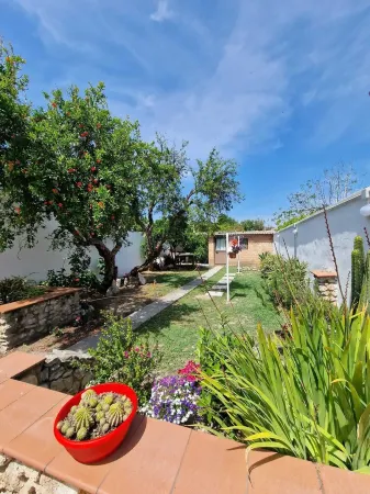 Casa Vacanze, Stile Campidanese con Tocchi Moderni, a 10 min dal Mare Отели рядом с достопримечательностью «L'Orchidea dei F.lli Albano»