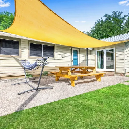Lakeside Oasis ~ Pet Friendly ~ Pool Table ~ Sleeps 7 ~ Mcqueeney Texas Отели в г. Маккуини
