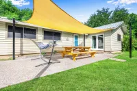 Lakeside Oasis ~ Pet Friendly ~ Pool Table ~ Sleeps 7 ~ Mcqueeney Texas