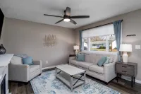 1 Mile to Lake, CLEAN, Private Yard, Fireplace, Memory Foam, Parking, Netflix