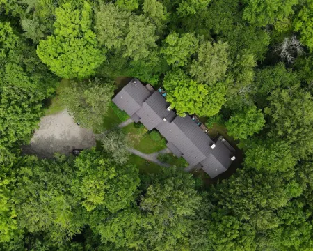 Vermont get-away end unit townhouse nestled in the trees Hotels in Quechee