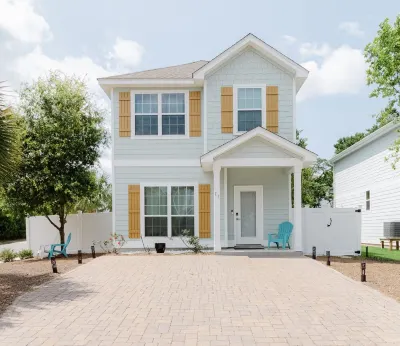Emerald Beach Cottage, Walk to the Beach!