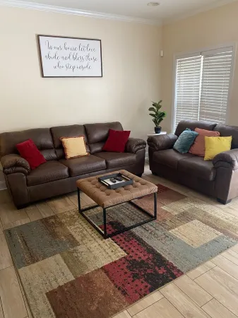 Quiet neighborhood conveniently located to Ft Novosel/downtown Enterprise!