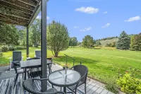 Leelanau condo on golf course close to beaches, wineries, sand dunes, and more Hotels in Cleveland Township