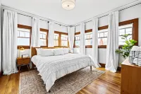 Large North End Boise home on tree-lined street! 보이시 화이트워터 공원 주변 호텔