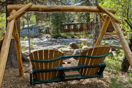 Walk to RMNP, hot tub, mountain views and river access. Отели рядом с достопримечательностью «Гоблинс Форест»