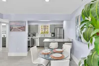 One Bedroom Steps Away From The Beach | Pool! Hotel a Sunny Isles Beach