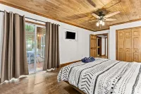 Fern Gulley Cabin with Hot Tub, Pet Friendly,  near DBBB / Hollerwood
