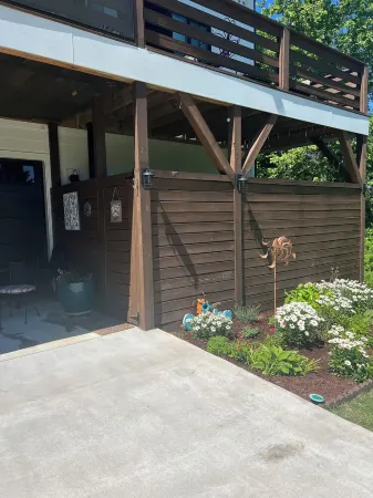 "Stay A While" Couples Retreat - One Block from Main Street!