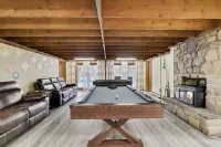 Secluded 4 BR-Heated Pool/Hot Tub/Game Room/Fishing Pond/Huge Deck/Fire Pit! Hotels in Chestnuthill Township