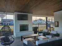 Luxury Townhome w/pool and shuffleboard. 30 min to Nashville!