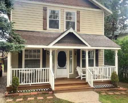 Farmhouse Victorian Perfect Cloudcroft Location! Hotels in Cloudcroft