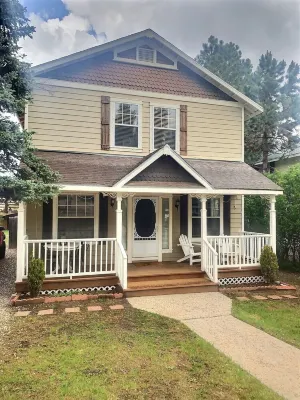 Farmhouse Victorian Perfect Cloudcroft Location!