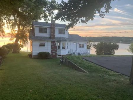 Spectacular views, close to down town Rockland