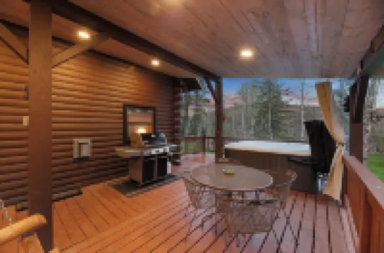 Circle J Lodge, Relaxing pet friendly cabin at Terry Peak with new hot tub!