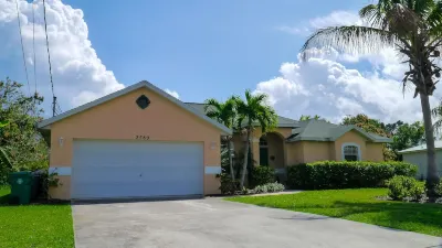 Private Heated Pool, Tropical Breezes from the Ocean, Only 10 Minutes to Beach! Hotel in zona Savannas Preserve State Park