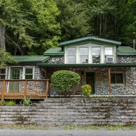 Stone Creek Cottage: PSU Creekside home on Spring Creek