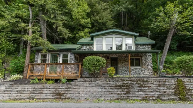 Stone Creek Cottage: PSU Creekside home on Spring Creek