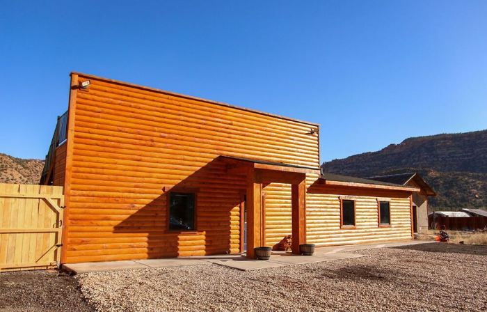 Zion Edge Retreat, Building Finished in 2024 with Hot Tub.