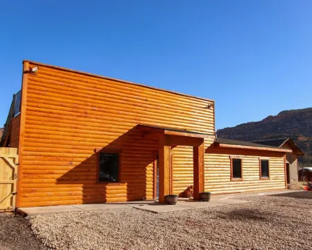 Zion Edge Retreat, Building Finished in 2024 with Hot Tub. ヒルデールのホテル