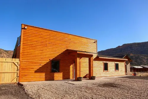 Zion Edge Retreat, new building with hot tub.