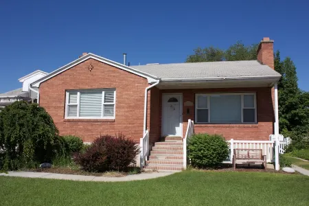 Mayberry in Orem!  Cozy 2BR Apt by Costco! All New Carpet/Paint Отели в г. Орем