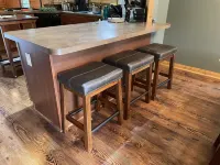 “The Stoutsville Cabin” offers you a peaceful and secluded getaway! Hotels in Monroe County