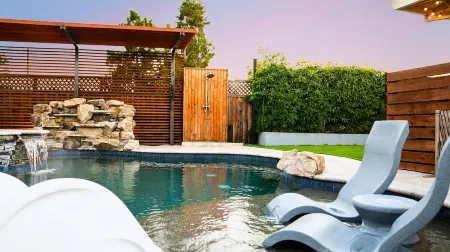 Dreamy Luxe Pool Retreat - 3BR in Urban Campbell Отели рядом с достопримечательностью «Лос Гатос Крик Трейл»