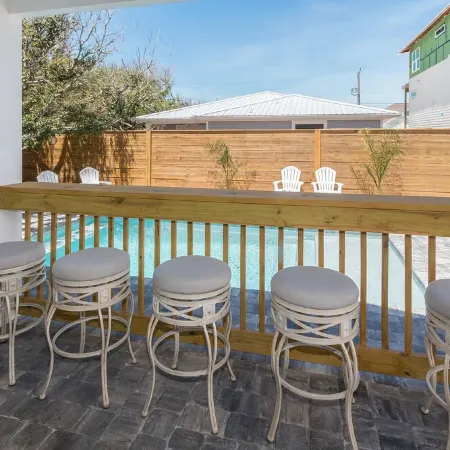 Oasis by the Beach, 2 master Suites, 2 living rooms, Heated pool, steps to ocean