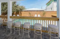 Oasis by the Beach, 2 master Suites, 2 living rooms, Heated pool, steps to ocean