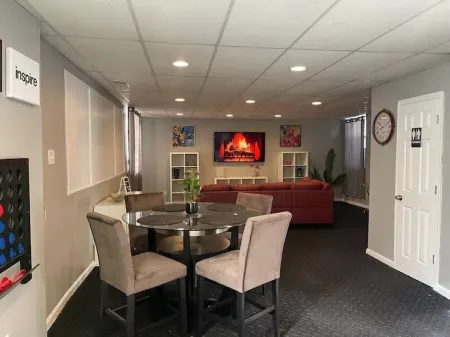 Urban Retreat-Walk to UC, Hospitals and the Zoo. Minutes from OTR and Downtown.