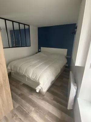 Un apt Meublé Avec une vue sur le Port des Bas Sablons et un Parking Gratuit