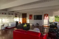 Hollywood Hills jetliner views among the stars