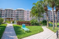 Luxurious, fully-equipped 5th floor condo with breathtaking Gulf & Bay views Hoteles en St. Pete Beach