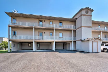 Lakeview Condo w/ Balcony+Pool Access, Sunrise View!