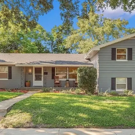 The Centralized Haven 3 bedroom home restaurants, attractions & fun minutes away