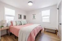 Fully remodeled 2-bedroom house in welcoming Arvada with hot tub!