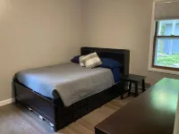 Retreat on a wooded lot within walking distance of downtown! Các khách sạn ở Sister Bay